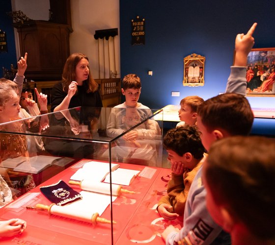Leerlingen bij heilige boeken - foto Lilian van Rooij