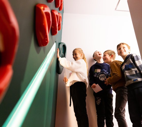 Leerlingen bij kunstmuur in Schoolkerk Garmerwolde.jpg